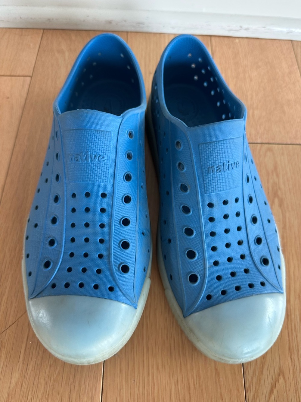 Native Glow in the Dark Kids Slip-On Water Shoes in Blue size J3
